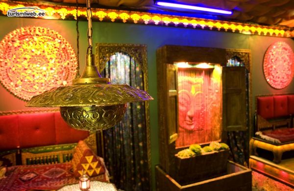 8/12 Calif Oriental Lounge