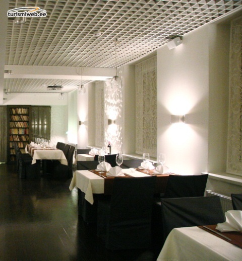 1/8 Kreutzwald Restaurant And Library Lounge
