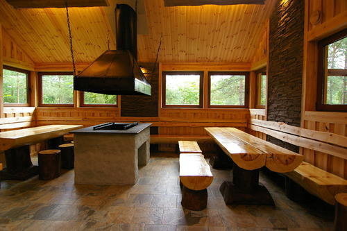 Saunaküla – ainutlaatuinen saunakuningaskunta / SAUNAKÜLA Jahimehe maja grillsaal
