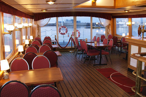 "Dinner Cruise" eli illallinen merellä höyrylaiva "Katharinalla" / Nargeni salong