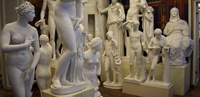 Tartu Ülikooli kunstimuuseum kutsub ekslema nostalgilisse skulptuurimetsa